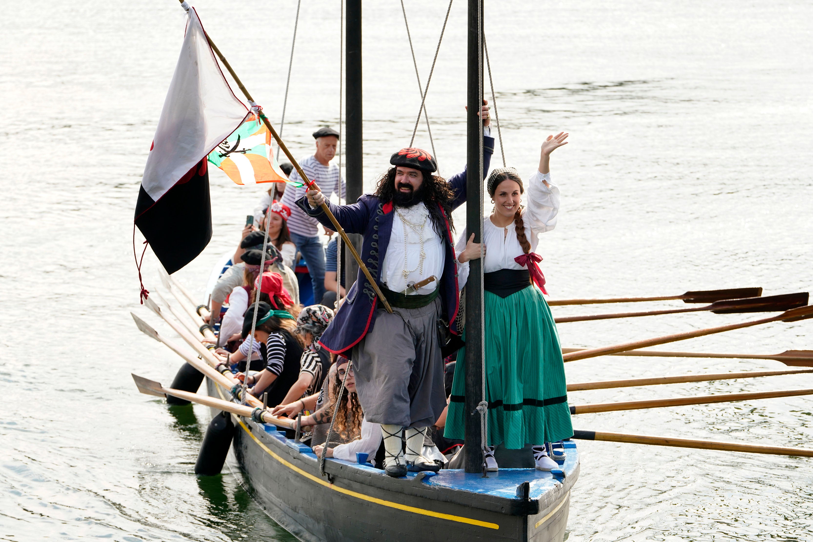Zabarre y María Labayen llegando al muelle de Lezo a bordo de 'Ameriketatik'.