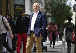 El portavoz municipal de EH Bildu, Juan Karlos Izagirre, posa para el fotógrafo en la calle Matía.