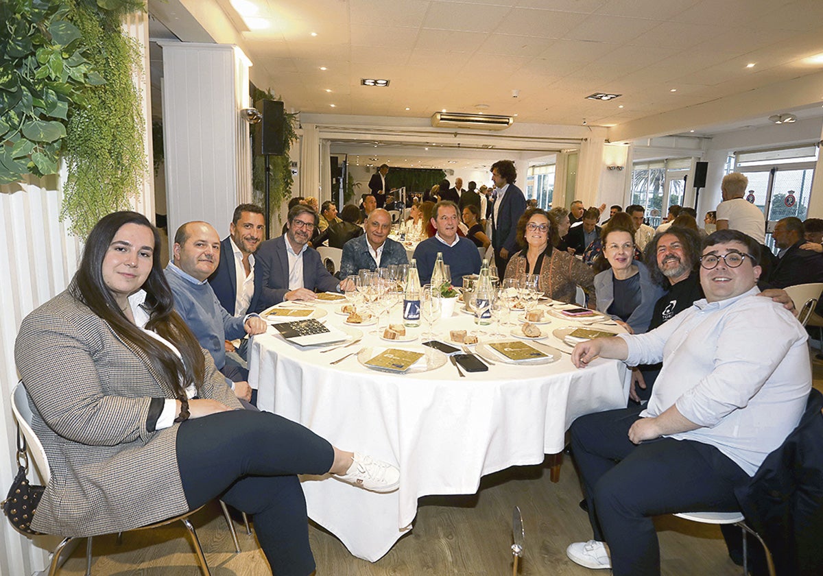 Buen ambiente en la mesa compuesta por Eider Pérez, Asier Mijangos, Juan Carlos de la Prida, Alejandro Sainz, Carlos Estévez, Iñigo Otaegui, María Otaegui, Laura Sorlut, Mon Abad y Andoni Arranz