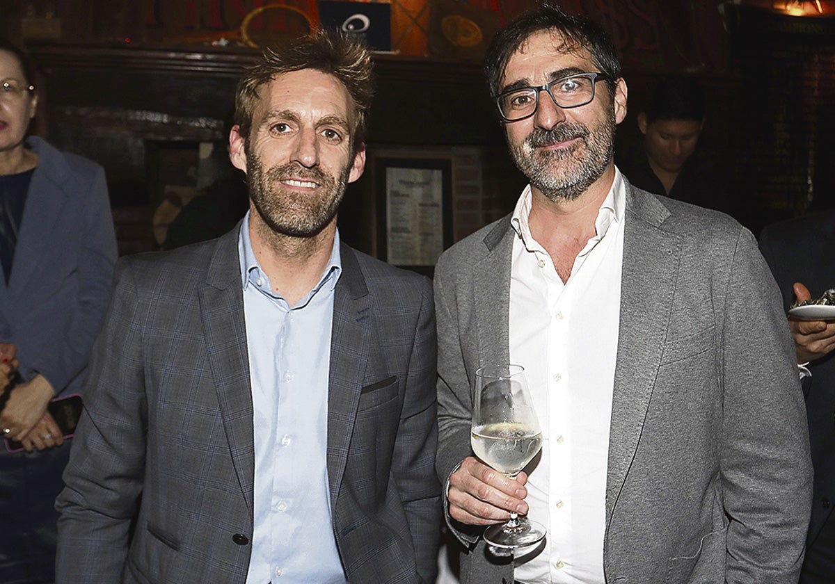 Iñigo Martín, director general de El Diario Vasco, estuvo charlando con Iñigo Olaizola, director gerente de Fomento de San Sebastián, instantes antes de que arrancara la gala