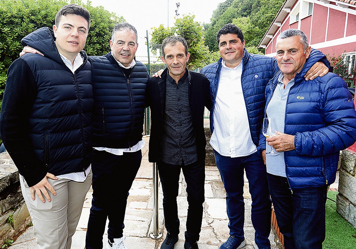 Nadie quiso perder la oportunidad de felicitar a Jon Ayala, de Laia Erretegia, por el último reconocimiento logrado. El asador hondarribiarra ha sido elegido como el tercero del mundo en los World's 101 Best Steak Restaurants