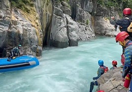 Rescate de cinco agentes de la Ertzaintza durante unas prácticas en el río Ara en Ordesa.
