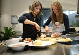 Elena elabora una receta junto a la periodista de DV, Raquel Mendizabal.