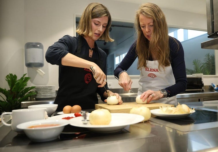 Elena elabora una receta junto a la periodista de DV, Raquel Mendizabal.