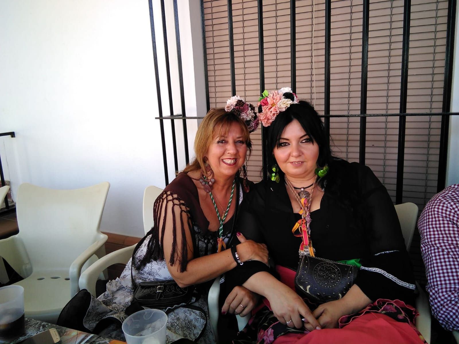 Las hermanas Sole y Nerea Echegaray, de Irun, llevan treinta haciendo el camino al Rocío desde Almonte.