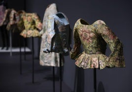 Algunas de las piezas con motivos florales que pueden verse en la exposición.