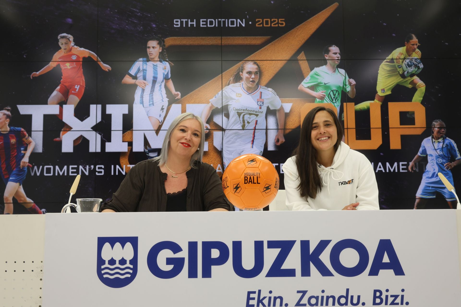 Nerea Isasi Bedayo, de Diputación, y Aintzane Encinas, en la presentación de la Tximist Cup.
