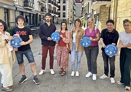 Aitziber Dávila (presidenta de Murkil), Gorka Ameztoy (Murkil), Erik Labayen (Guk 16), María Vilches (Guk 16), Maider Rodríguez (Guk 16), Miren Ros (Guk 16), el alcalde Xabier Txurruka y la concejala Irune Urbieta, en la presentación de la iniciativa 'Erabili gurea lasai'.