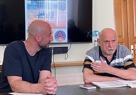 El alcalde Jon Iraola junto al promotor de la iniciativa Mikel Porto.