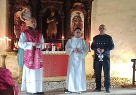 El párroco Javier Jesús, junto a Andoni y Antxon en la misa.