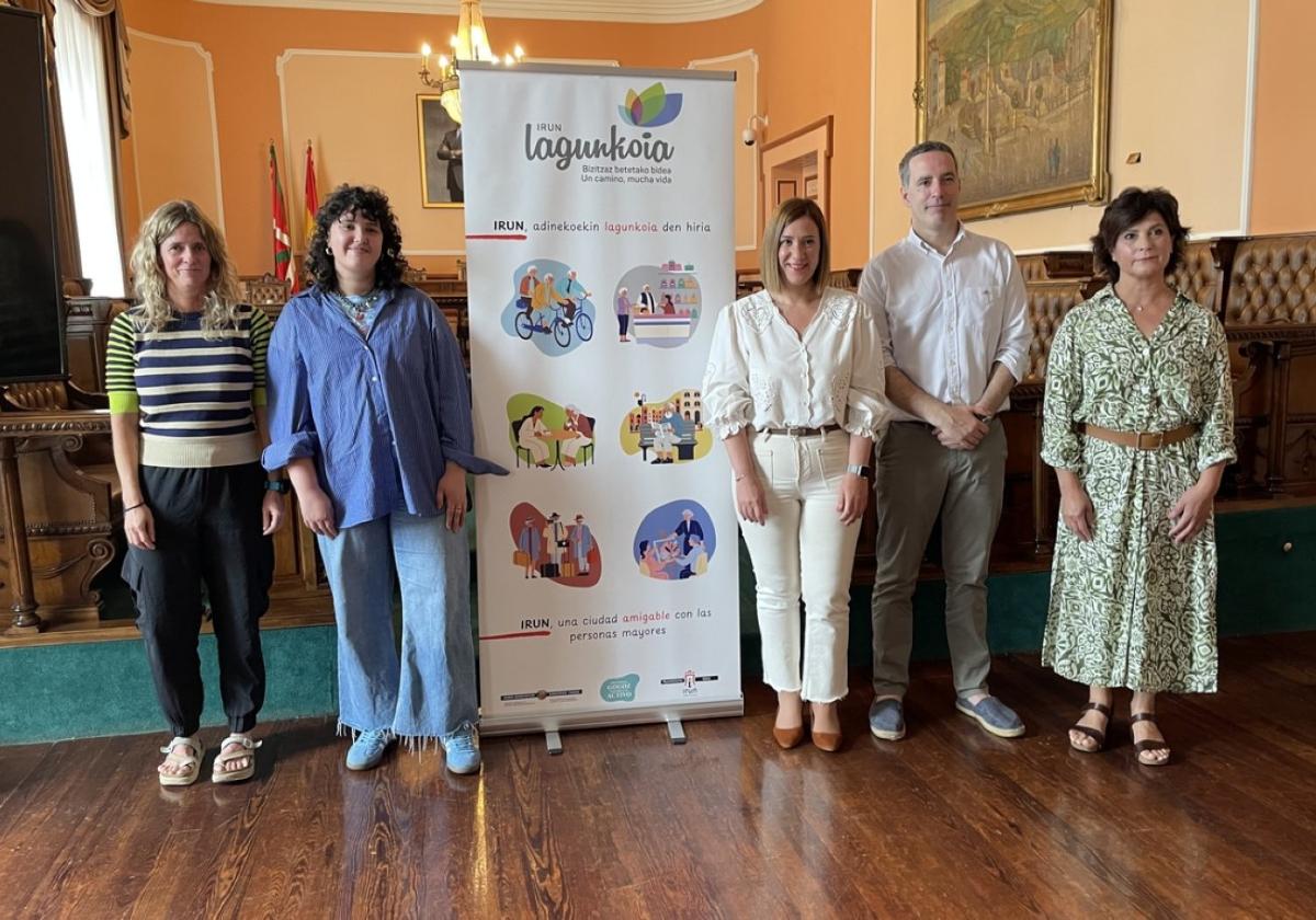 Ainara Tomasena, Andrea Pozo, Cristina Laborda, Josu Iguiñiz y Mila Holgado, en la rueda de prensa.