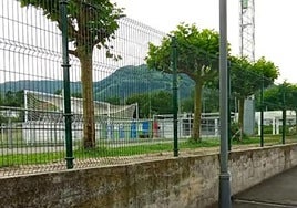 Arratzain futbol zelaia inguratzen duen hesi berria.