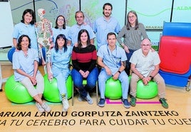 Esti Arce, en el centro, rodeada del equipo de profesionales de la Unidad de Afrontamiento Activo del Dolor.