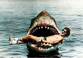 Steven Spielberg en las fauces de 'Bruce', uno de los tres tiburones de pega utilizados en el rodaje.