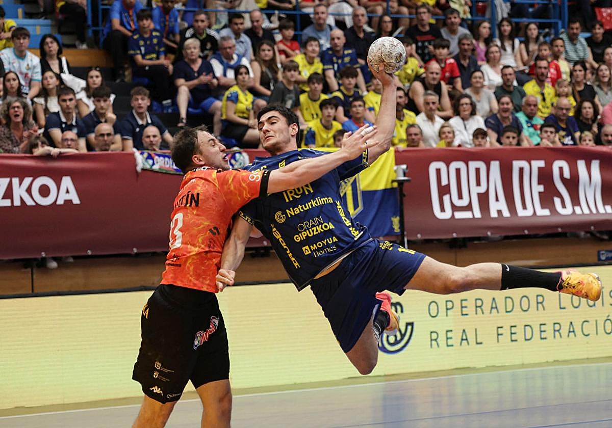 Mujika busca el tiro.