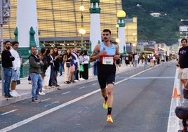 Francisco Javier Menta, ganador de la 10K masculina, a su paso por el puente de la Zurriola.