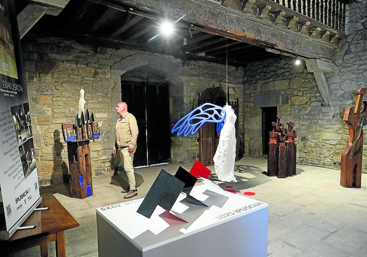 Actual exposición 'Ipuskoa, izanetik izena' en la iglesia San Salvador de Altzo Azpi.