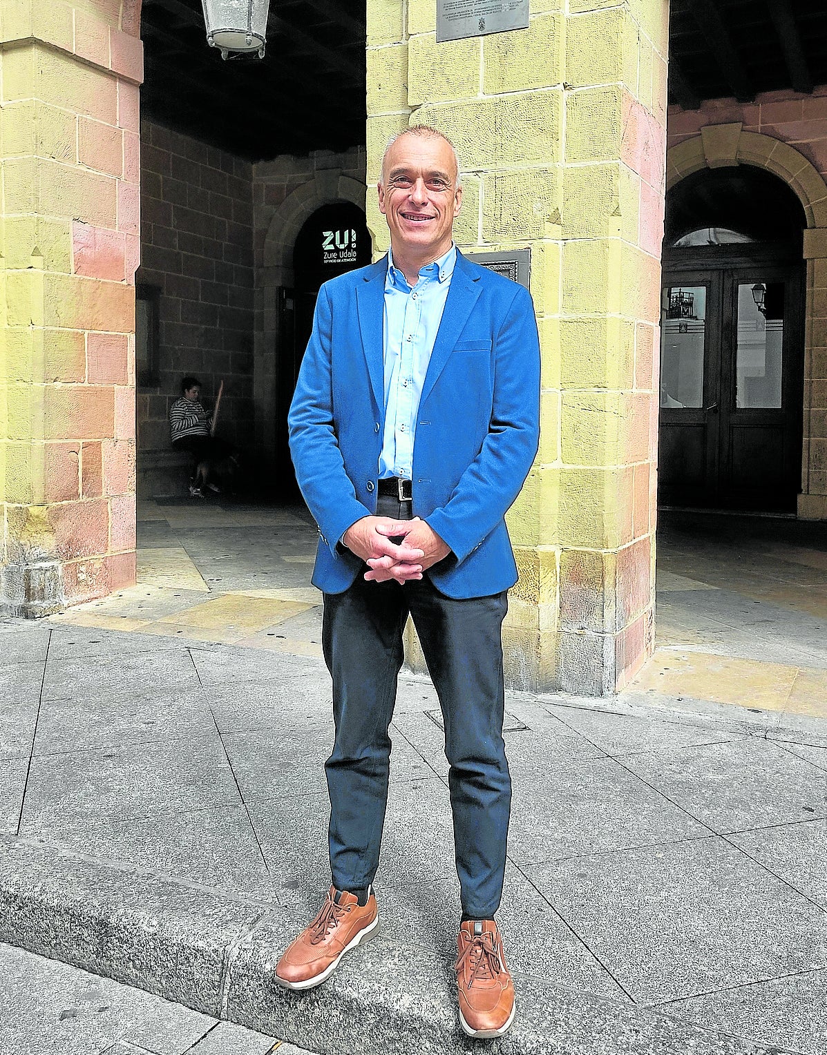 Antonio Vicente posa frente al ayuntamiento de Errenteria.