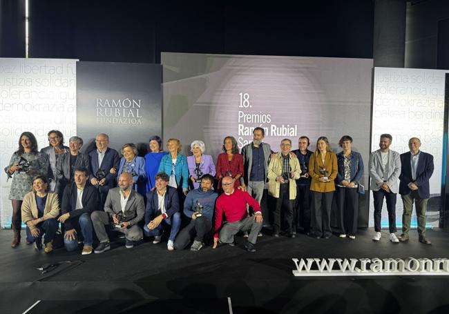 Foto de familia de los premiados