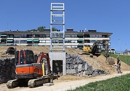 Vista de las obras del nuevo ascensor, con la zona inferior de embarque situada junto a la Musika Eskola.