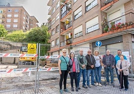 Algunos de los vecinos afectados por las obras del ascensor.