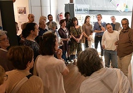 Una nutrida presencia de eibarreses participó en la apertura de la exposición de Egoazia en el Topaleku.