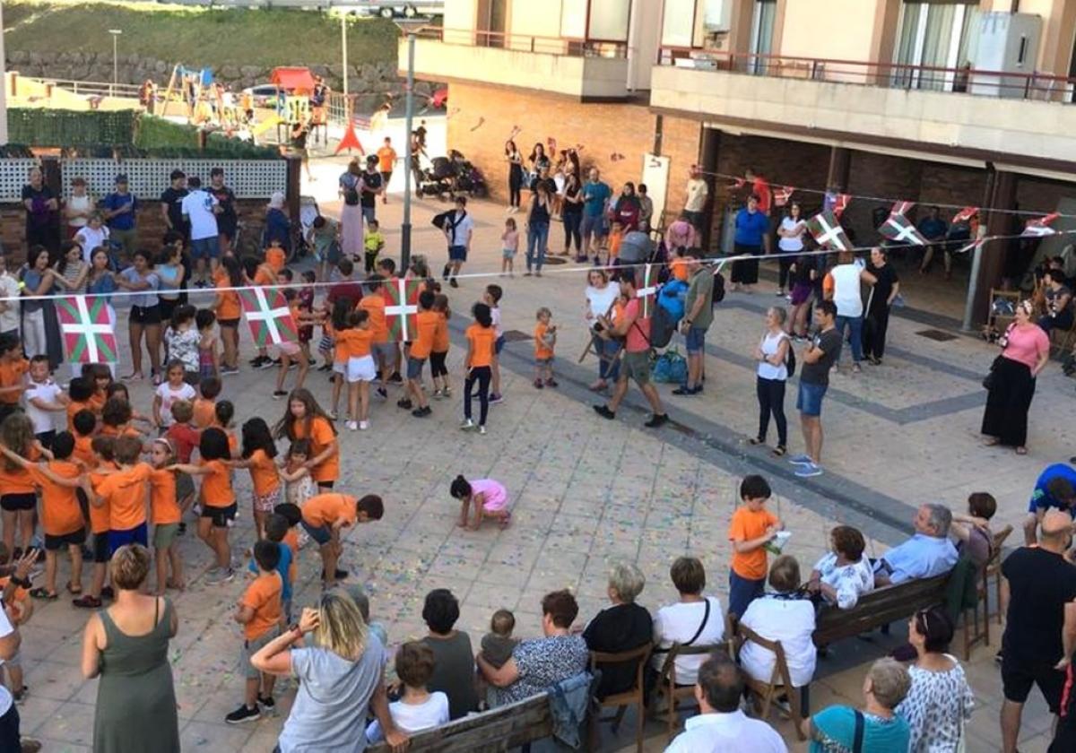 Sin esperar a Sanjuanes las fiestas de Beheko kale dan la bienvenida al verano