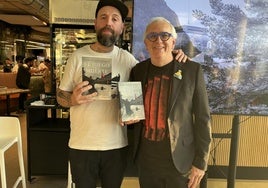 Edorta Lamo, propietario del restaurante Arrea, con su amigo y escritor Xabi Gutiérrez, en la presentación.