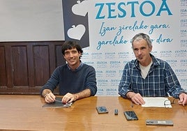 Javi Buces, investigador de Aranzadi, y el alcalde Mikel Arregi.