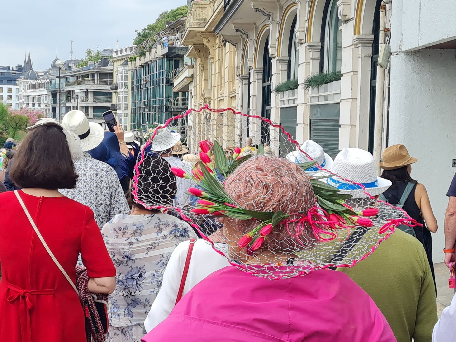 Tercera edición del Paseo con sombrero por Donostia