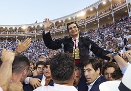 El diestro Morante de la Puebla sale a hombros tras la Corrida de la Beneficencia en la Monumental de Las Ventas, en Madrid.