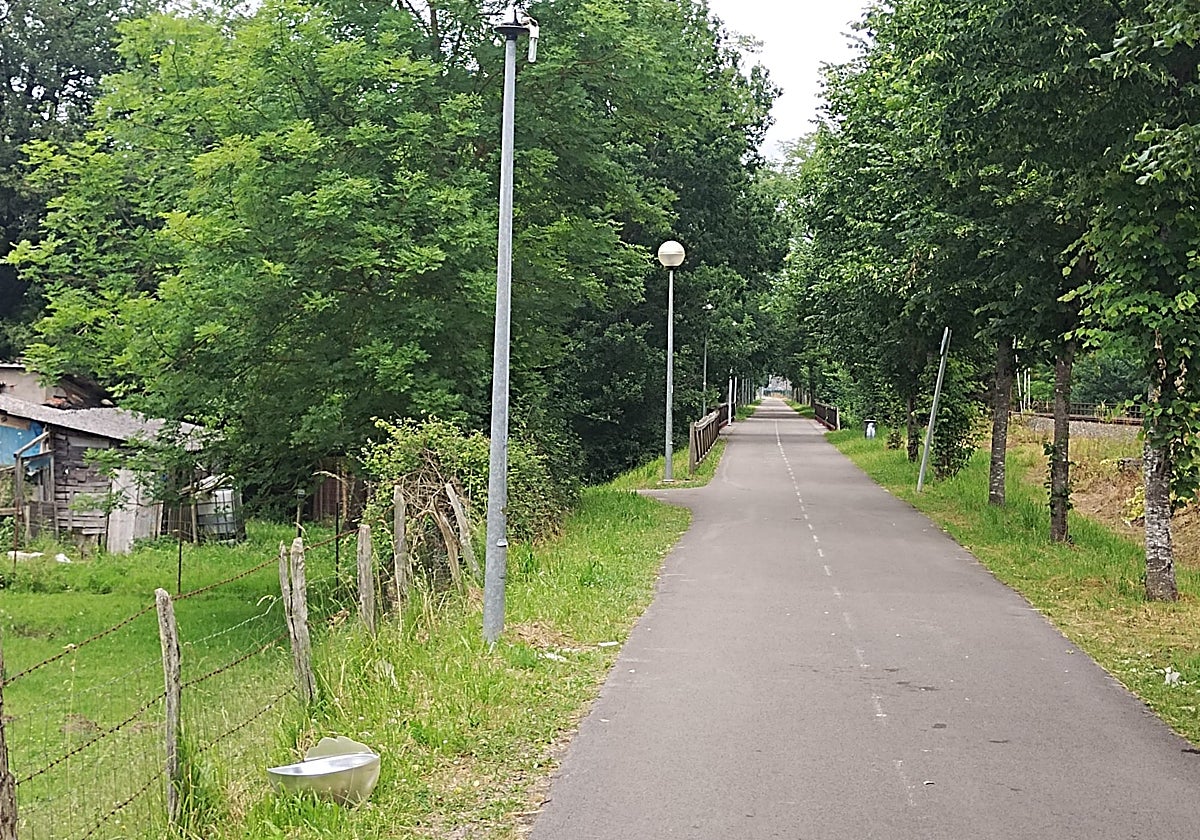 Una de las múltiples luminarias descabezadas durante la noche del sábado al domingo en el bidegorri.
