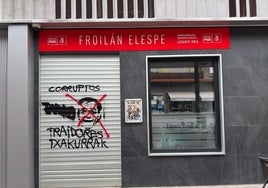 Atacan con pintura la sede del PSE de Lasarte-Oria