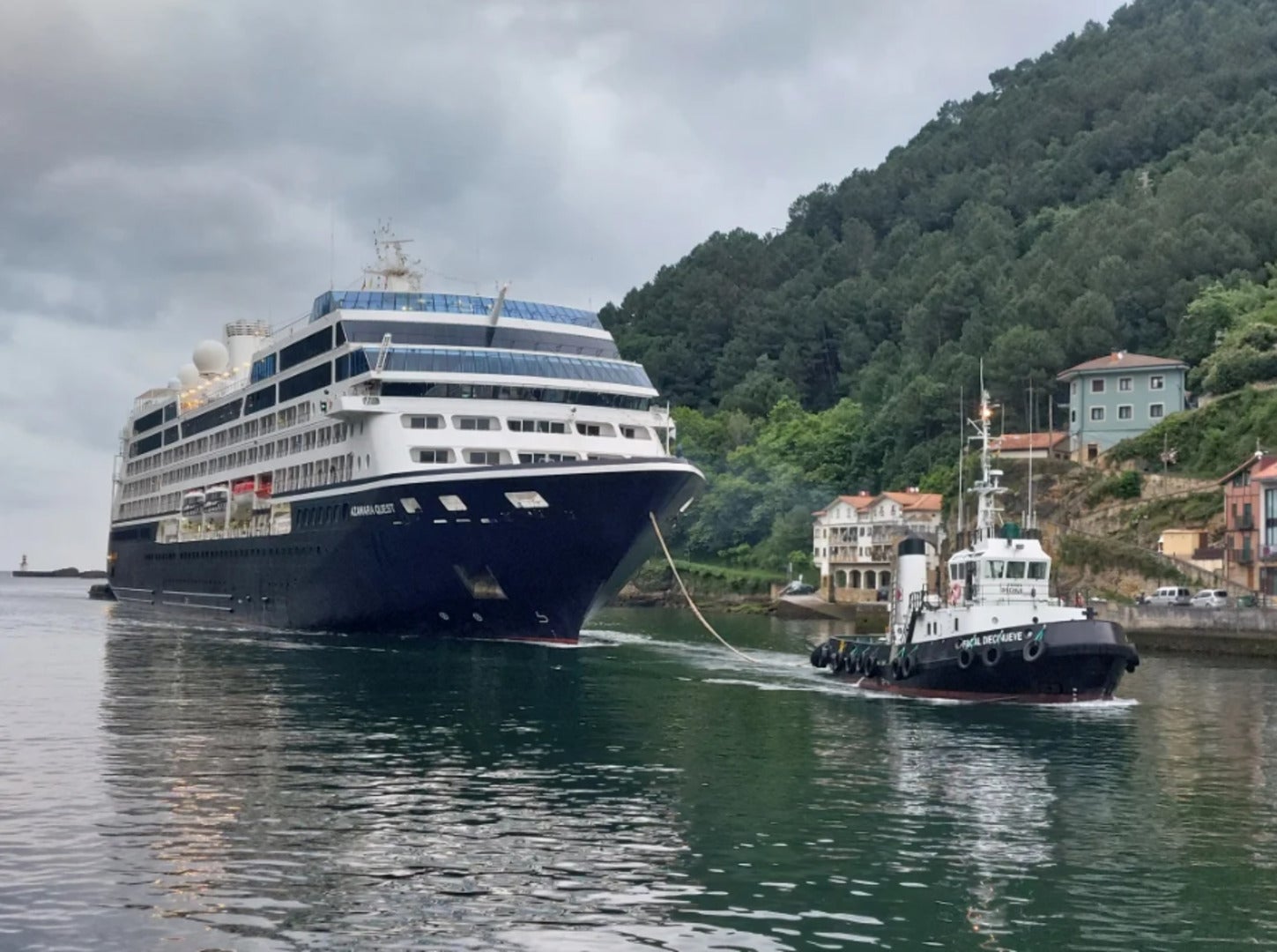 El crucero 'Azamara Quest' protagoniza una entrada al límite en Pasaia