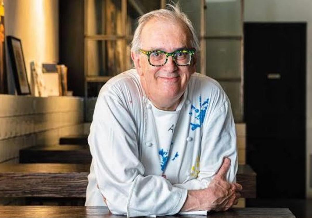 Xabier Gutiérrez con la chaquetilla de cocinero, oficio que combina con la literatura.