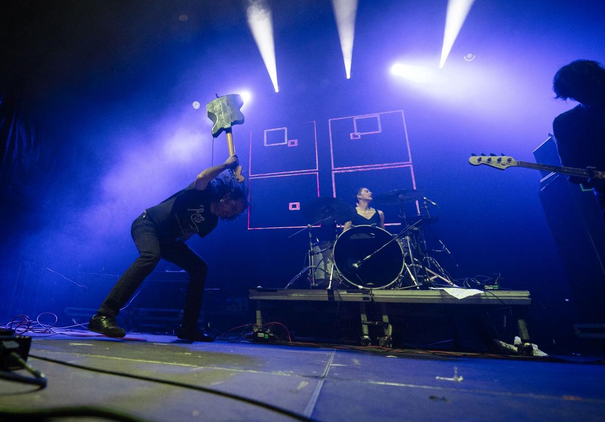 Oliver Ackermann, de A Place To Bury Strangers, a punto de destrozar su guitarra en el concierto final del festival.
