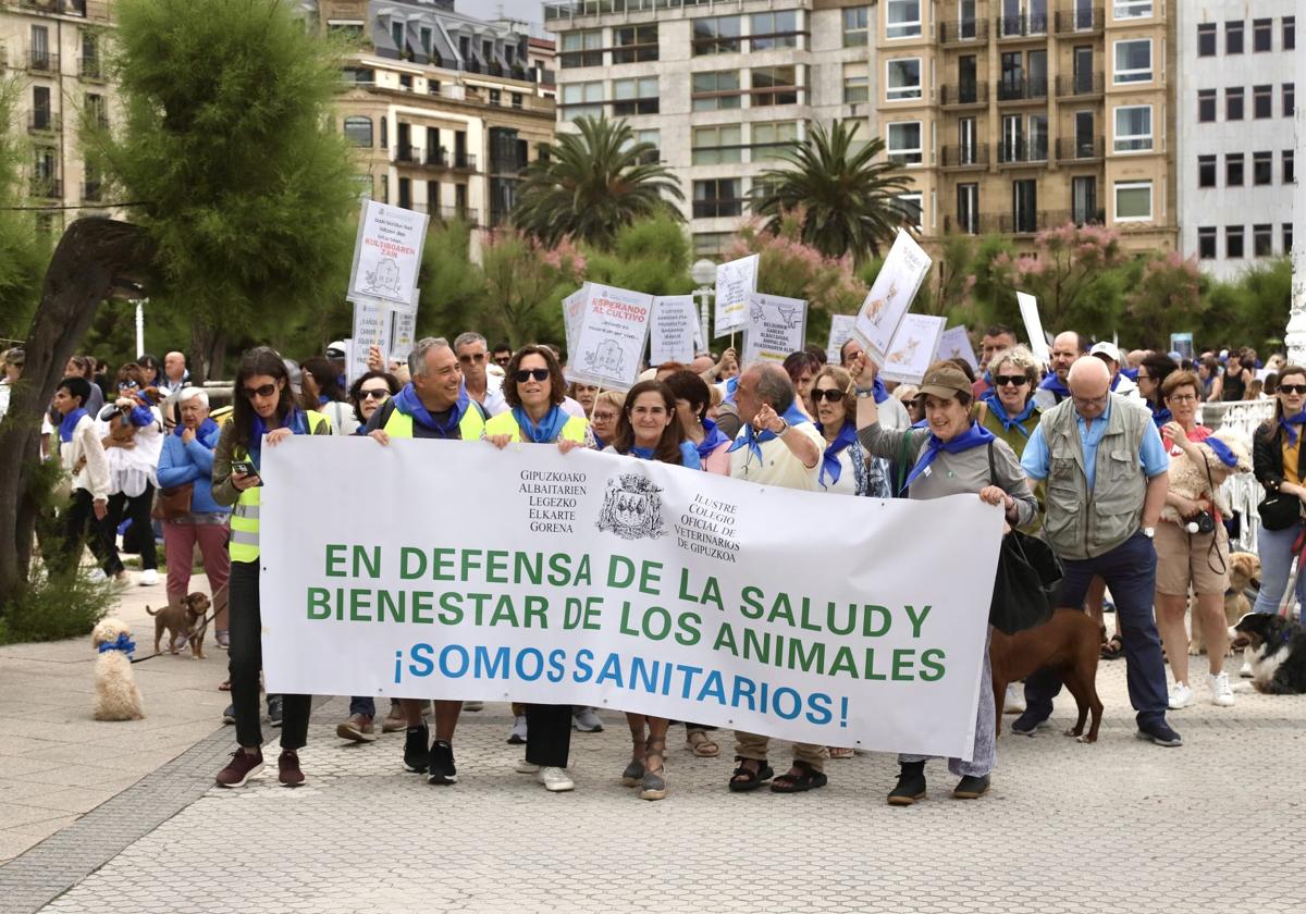 Los veterinarios guipuzcoanos se movilizan en Donostia contra la «excesiva burocracia» que entorpece su trabajo