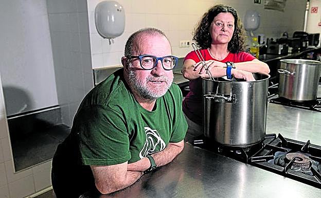 Peio García Amiano e Inma Arocena en la sede de Zaporeak.