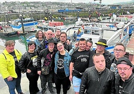Los miembros de Motxila 21 durante el último día de rodaje, el pasado domingo en Donostia.