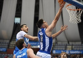 Manex Ansorregi anota en el playoff contra Estudiantes ante Kravic y Alderete.