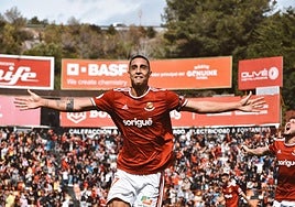 Pablo Fernández celebra uno de sus goles en el Nou Estadi