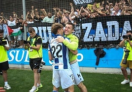 Mariezkurrena se abraza a Rupérez ante la Bultzada tras pasar la eliminatoria contra el Mérida.