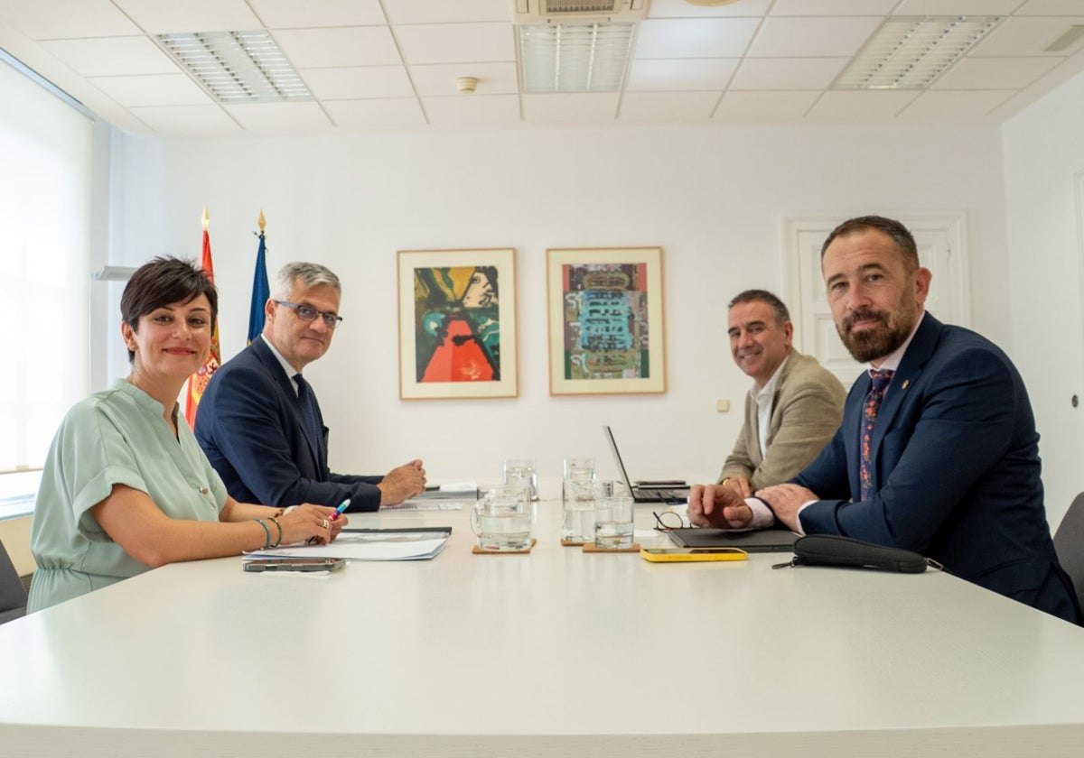 La ministra de Vivienda, Isabel Rodríguez, se ha reunido con Denis Itxaso y Miguel de los Toyos.