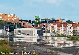 Un avión Embraer E195 de Binter despegando del aeropuerto de Hondarribia; abajo, un Airbus A319.