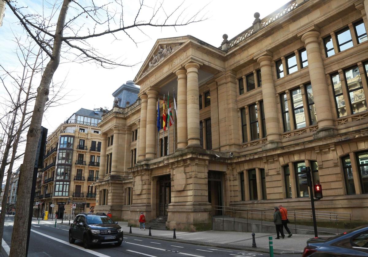 Piden 13 años de cárcel para un varón por agresión sexual y acoso a su pareja en Irun