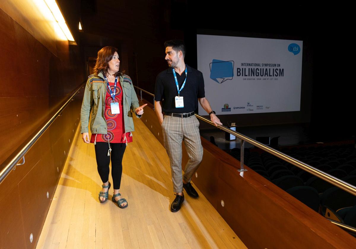 Itxaso Rodríguez-Ordoñez y Ander Beristain, en una sala del congreso ISB, en el Kursaal.