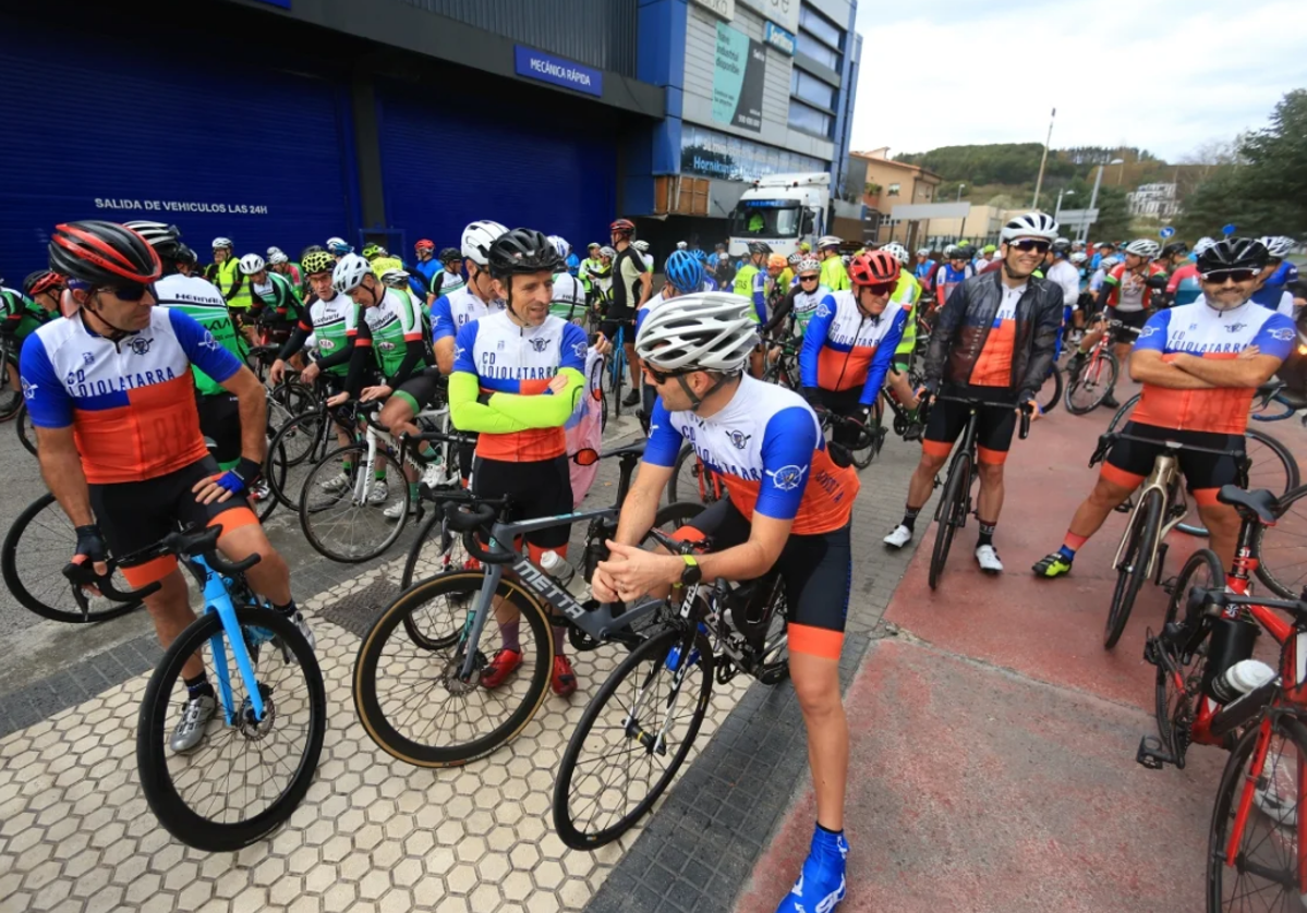 Un grupo de cicloturistas, antes de ponerse en marcha.