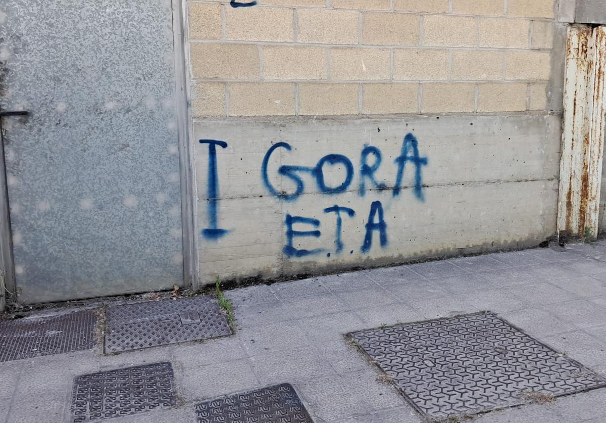 Covite pide borrar una pintada de 'Gora ETA' en Gernika