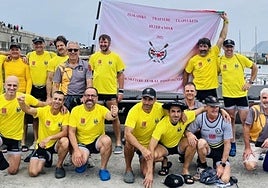 Pozik.Orioko arraun ordezkariek lan bikaina egin dute asteburu honetan. Legution izan zen talde handia, Gorka Aranberri ikurriña astintzen eta Badok 13ko arraunlariak.