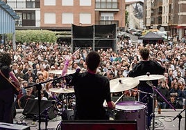 Rincones y plazas de Andoain se envolvieron de música rock